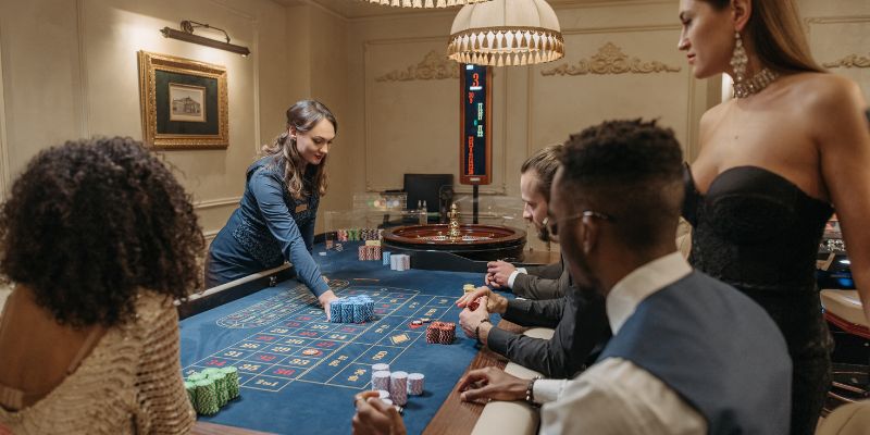 Dealer tiến hành vòng quay Roulette 8kbet